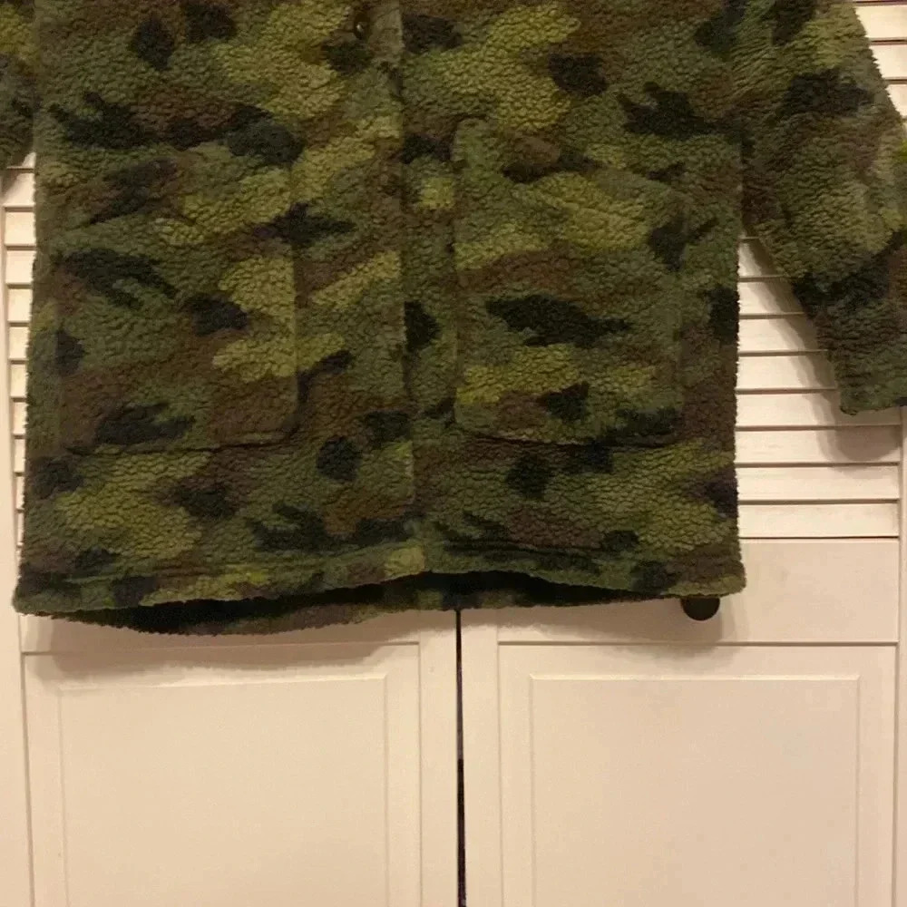 American Eagle Camo Sherpa Jacket Size Medium. - Picture 4 of 9